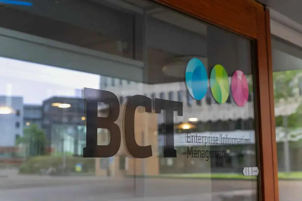 BCT logo op raam