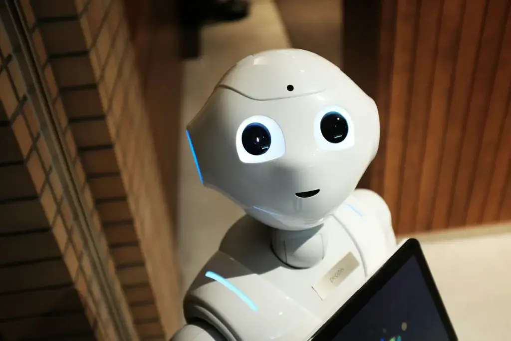 Close-up van een humanoïde robot met vriendelijk gezicht, als illustratie bij de Corsa AI Assistent