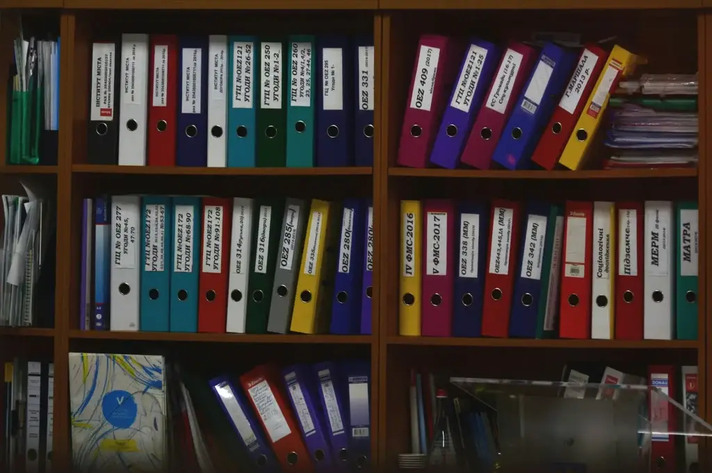Archiefkast vol gekleurde ordners met documenten, als illustratie bij Corsa Document- en Recordmanagement.