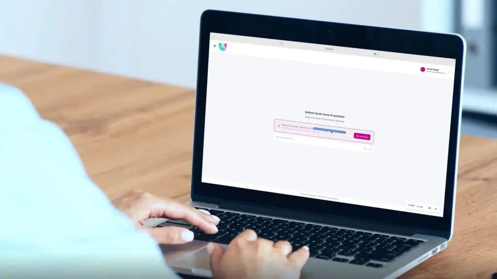 Persoon die gebruik maakt van de nieuwe Corsa AI assistent om en document te registreren