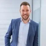 Portretfoto van een glimlachende Stefan Knarren