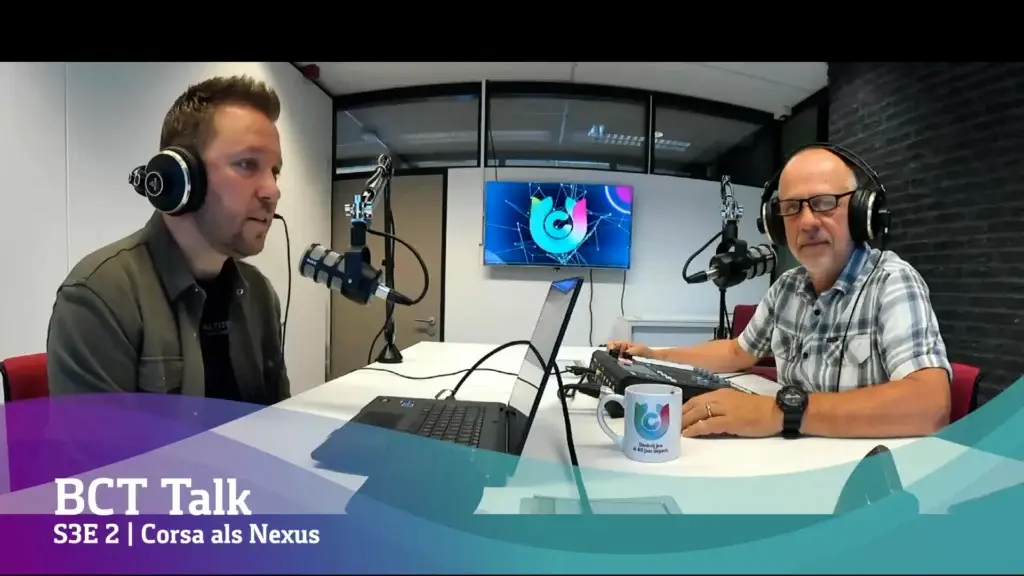 Twee personen in een spreekkamer die een podcast opnemen