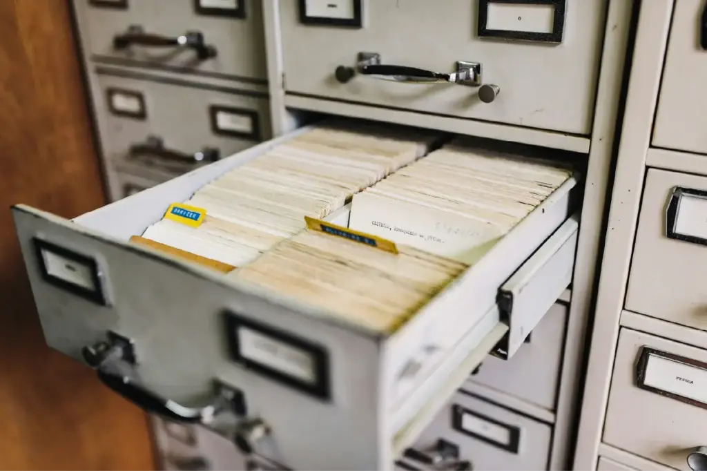 Open dossierkast met geordende indexkaarten, Corsa archiefbeheer