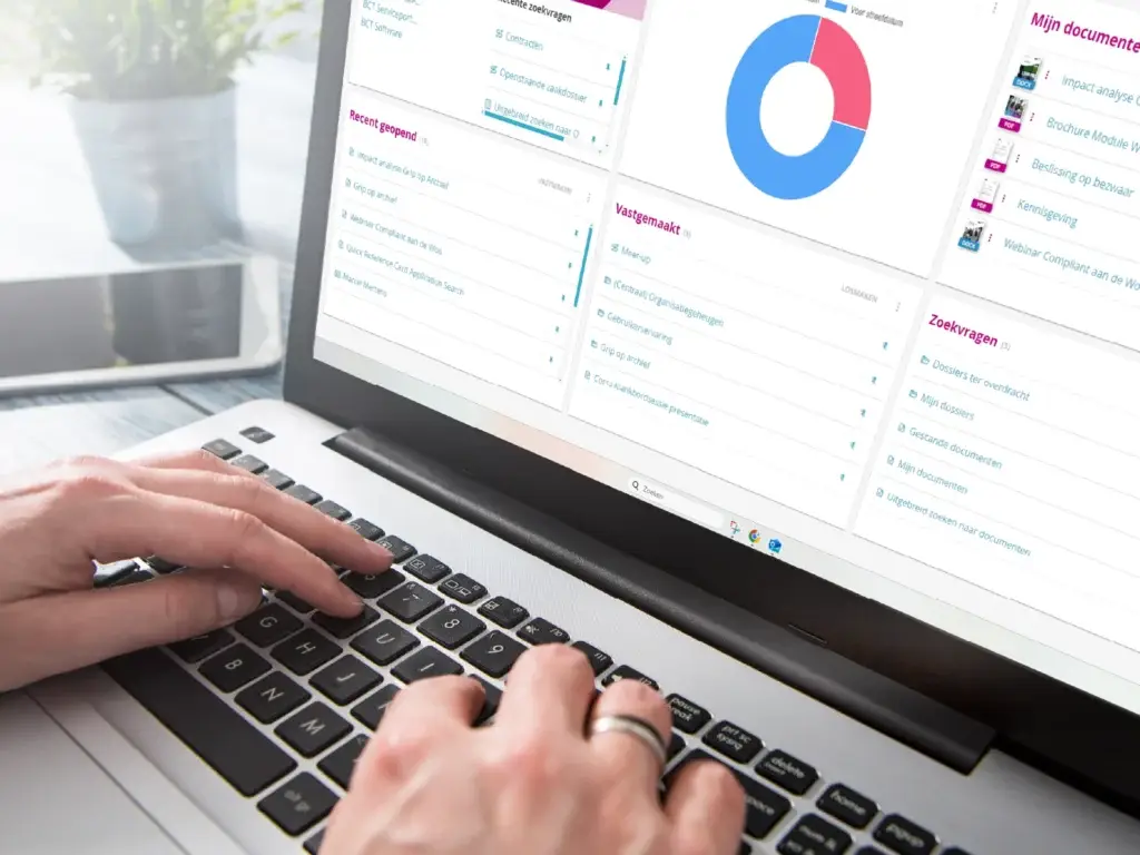 Handen op een laptoptoetsenbord, met op het scherm het dashboard van Corsa met documenten, zoekvragen en een ringdiagram.