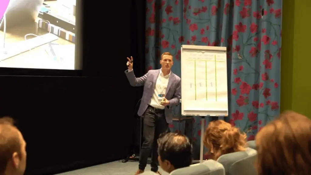 Bart Heugen geeft interactieve presentatie met flipover tijdens BCT-event voor betrokken publiek.