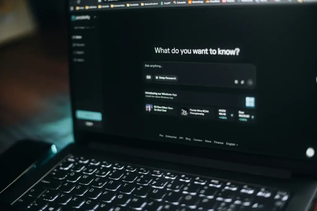 Laptop met AI-zoekinterface op het scherm. Zoek en vind van Corsa