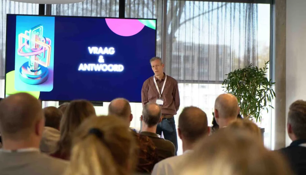 Spreker staat voor publiek tijdens sessie Vraag & Antwoord op een Corsa-gebruikersevenement