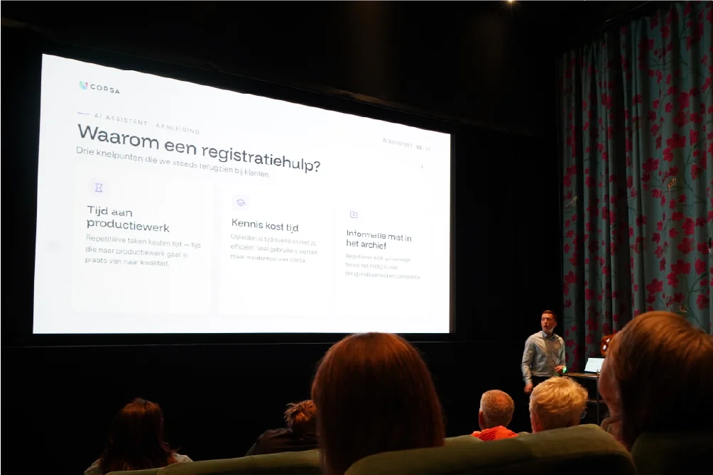 Registratiehulp-slide met drie knelpunten van AI Assistent tijdens presentatie voor publiek in zaal.