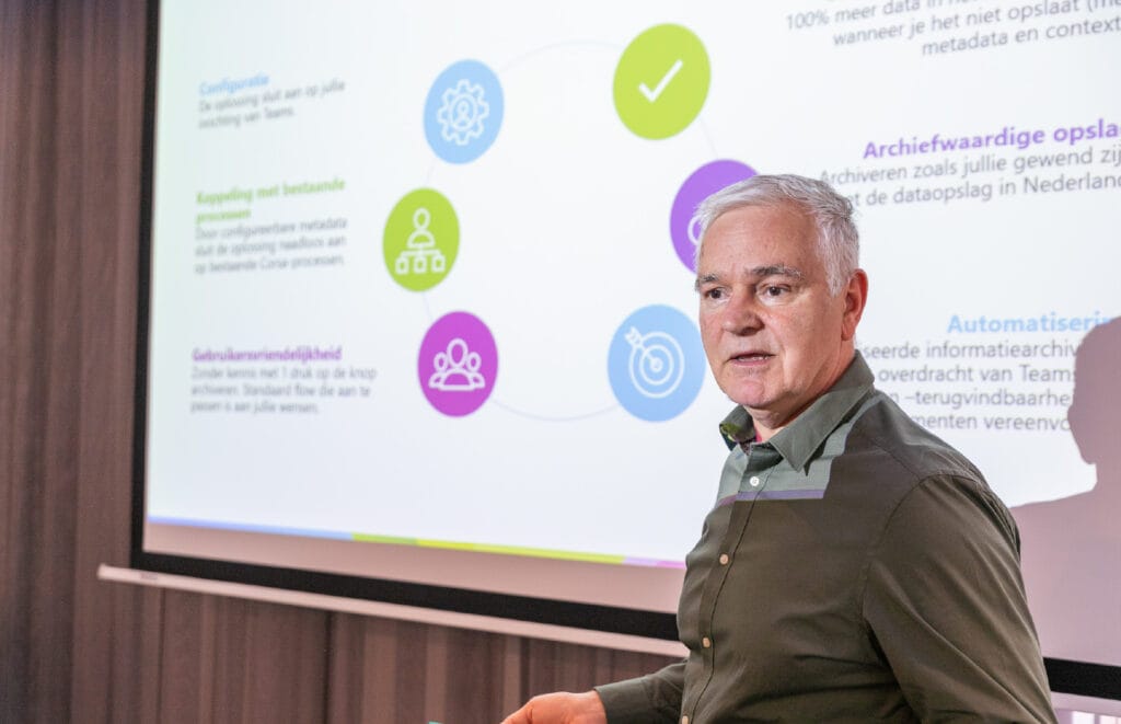 Medewerker die resultaten van Corsa presenteert aan de groep